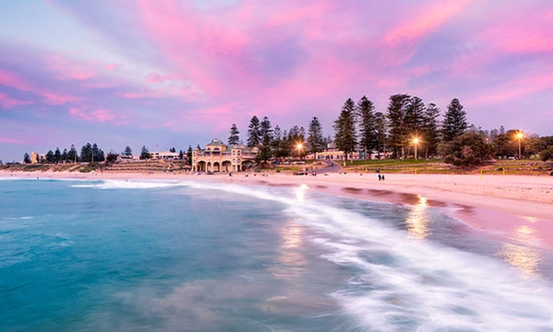 コテスロービーチの夕方の風景