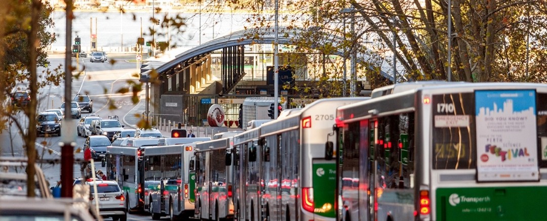 パースのバスと公共交通機関の様子