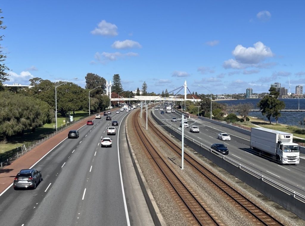 パースの広い道路と交通の様子