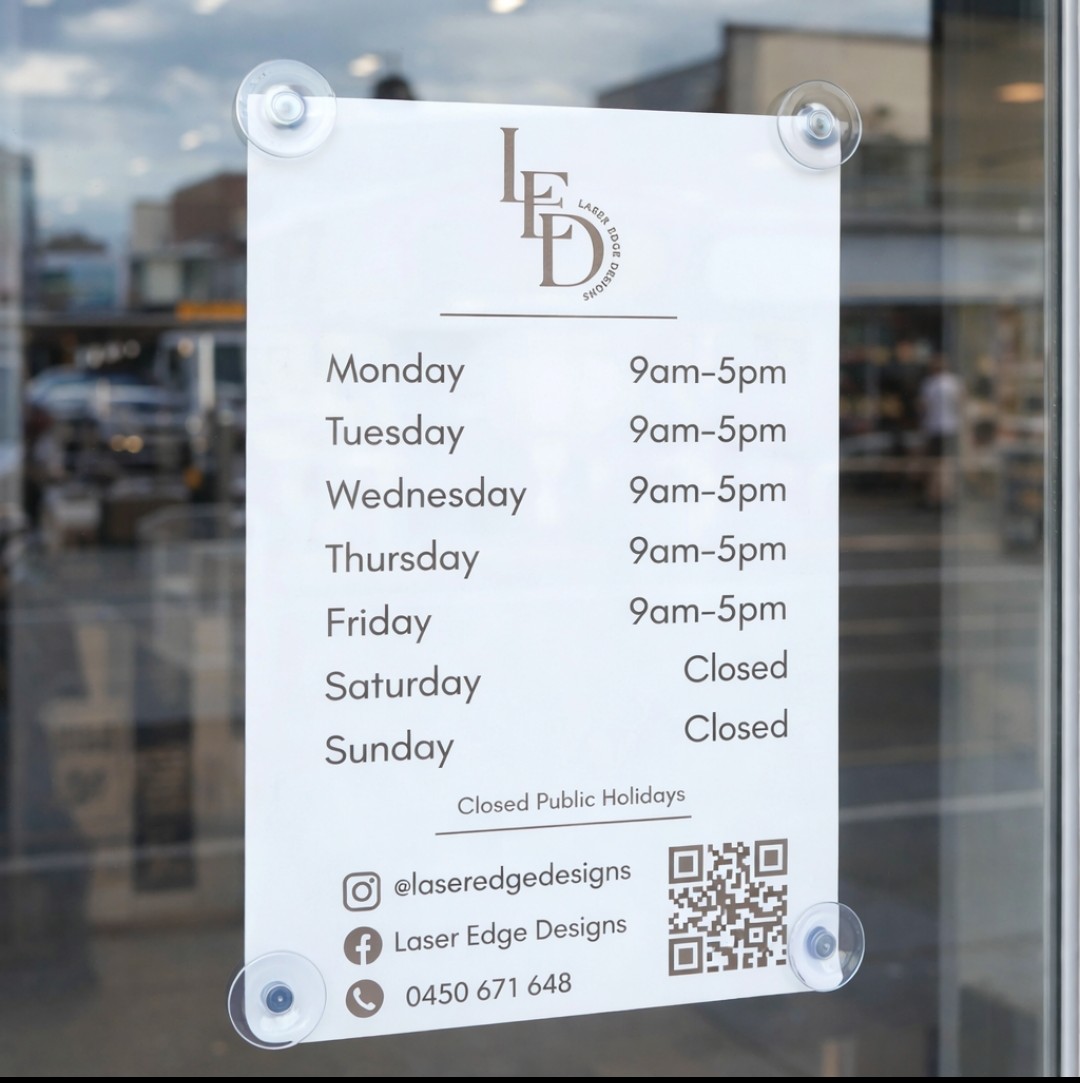 パースのお店の営業時間が表示されたシンプルな案内ボード